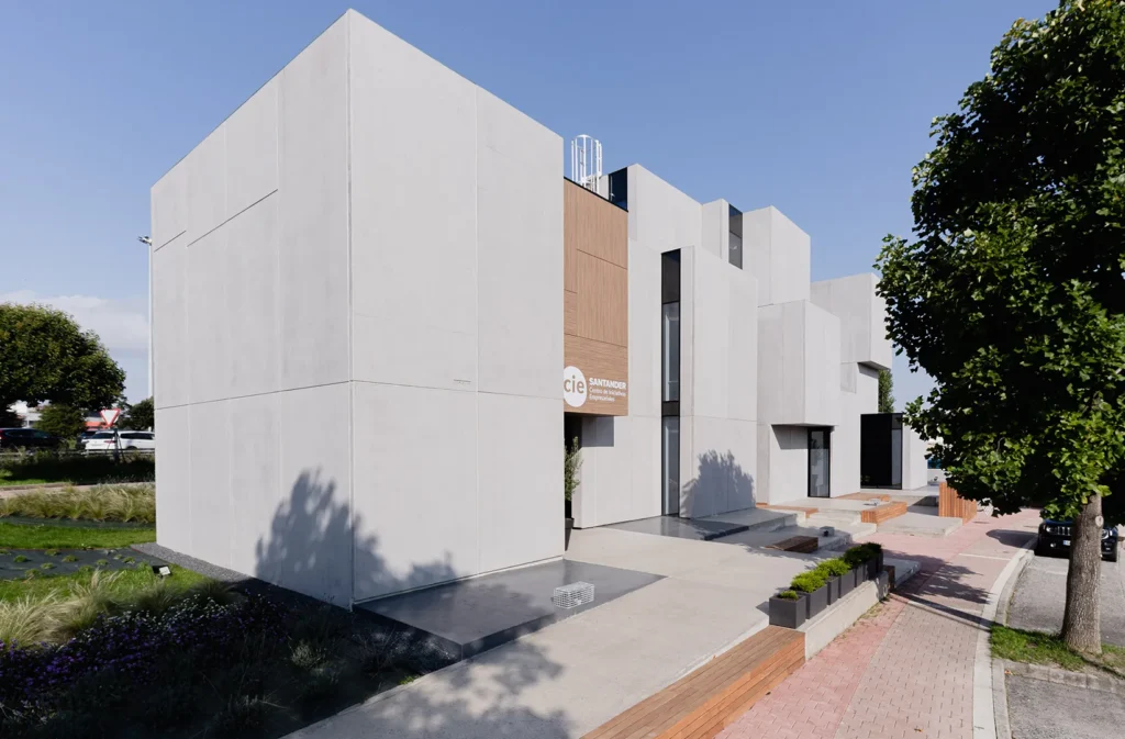 Edificio de aspecto moderno en gris y madera en las afueras de la ciudad